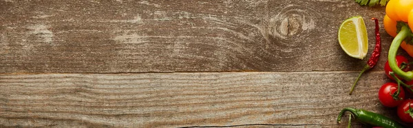 Draufsicht auf reifes Gemüse und Limettenscheibe auf Holzhintergrund mit Kopierraum, Panoramaaufnahme — Stockfoto