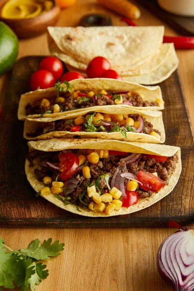 Tacos frescos com ingredientes orgânicos sobre fundo de madeira — Fotografia de Stock