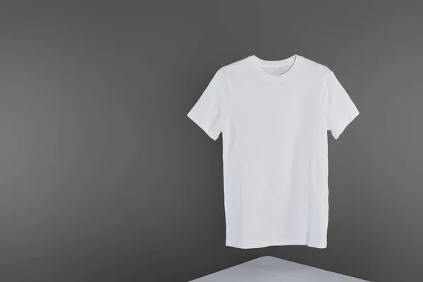 Leeres weißes T-Shirt auf grauem Hintergrund — Stockfoto