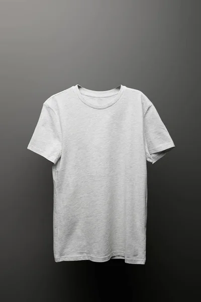 Пустой основной светло-серый футболка на сером фоне — стоковое фото