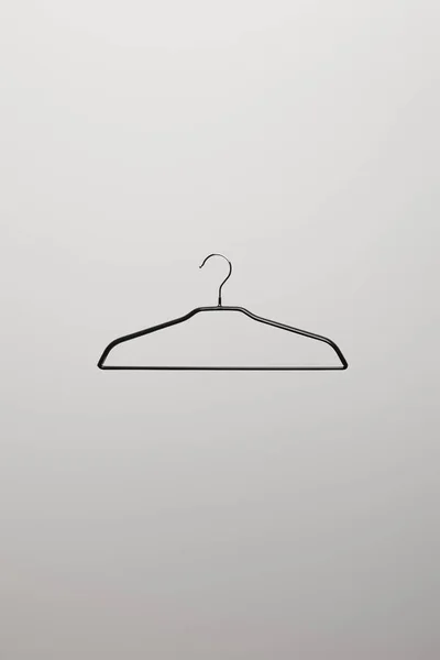 Вид сверху пустой вешалки на сером фоне — стоковое фото