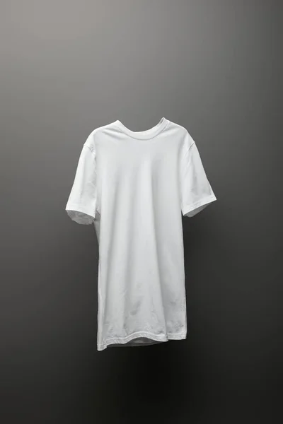 Branco básico t-shirt branca no fundo cinza — Fotografia de Stock