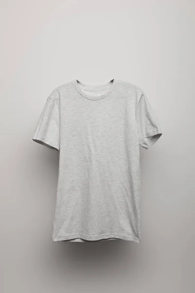 T-shirt blanc gris basique sur fond gris — Photo de stock