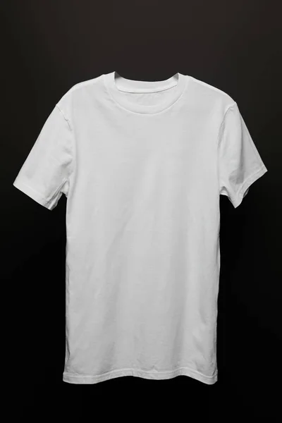 Branco básico t-shirt branca em branco isolado em preto — Fotografia de Stock