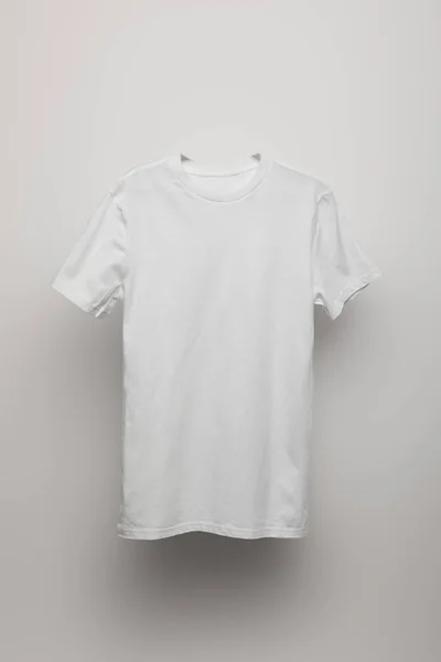 T-shirt blanc gris basique sur fond gris — Photo de stock