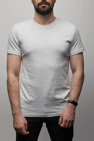 Vista ritagliata di uomo barbuto in bianco di base grigio t-shirt isolato su grigio — Foto stock