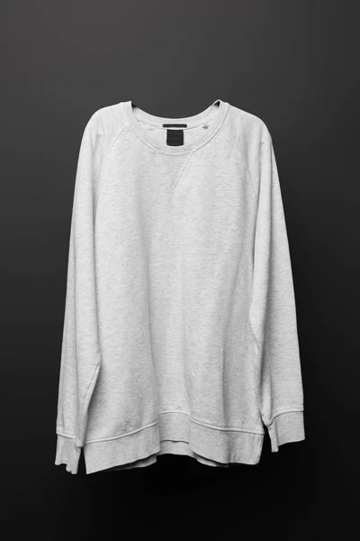 Sweat blanc gris basique isolé sur noir — Photo de stock