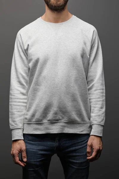 Vista ritagliata di uomo barbuto in bianco felpa grigio di base su sfondo nero — Foto stock