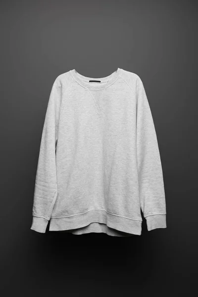 Blanko Basic Grey Sweatshirt auf schwarzem Hintergrund — Stockfoto