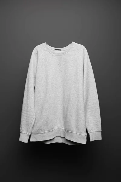 Sudadera gris básica en blanco sobre fondo negro - foto de stock