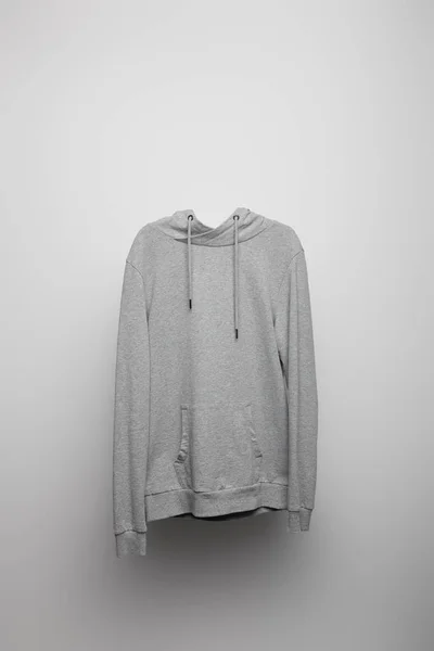 Sweat à capuche gris basique blanc sur fond gris — Photo de stock