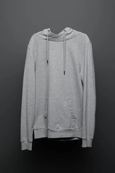 Sudadera gris básica en blanco sobre fondo negro - foto de stock