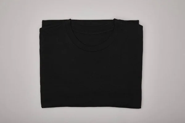 Vue du haut du t-shirt blanc noir de base isolé sur gris — Photo de stock