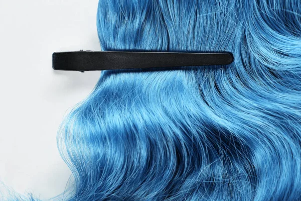 Vue du dessus de la pince sur cheveux bleus sur fond blanc — Photo de stock