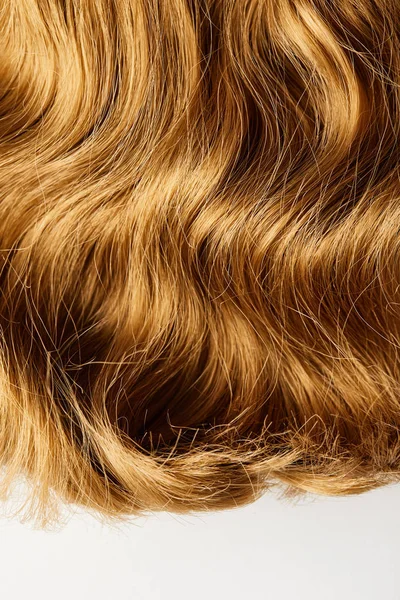 Vue de dessus des cheveux bruns ondulés isolés sur blanc — Photo de stock