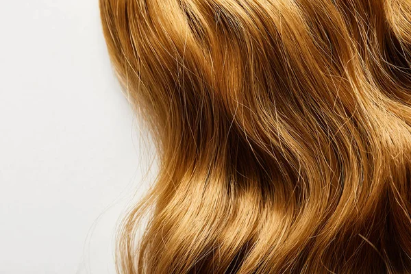 Ansicht von oben von braunen Haaren isoliert auf weiß — Stockfoto