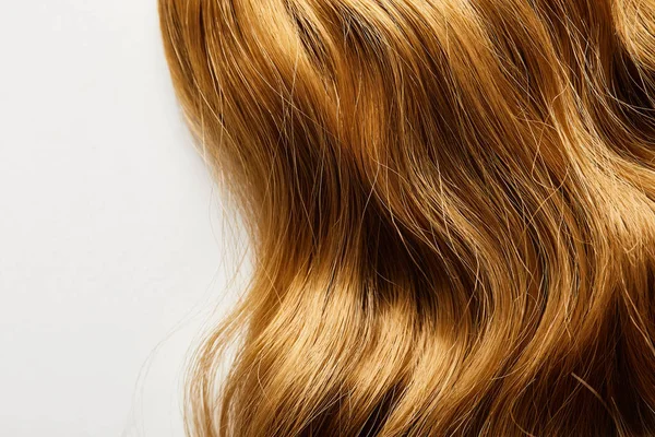 Vue de dessus des cheveux bruns isolés sur blanc — Photo de stock