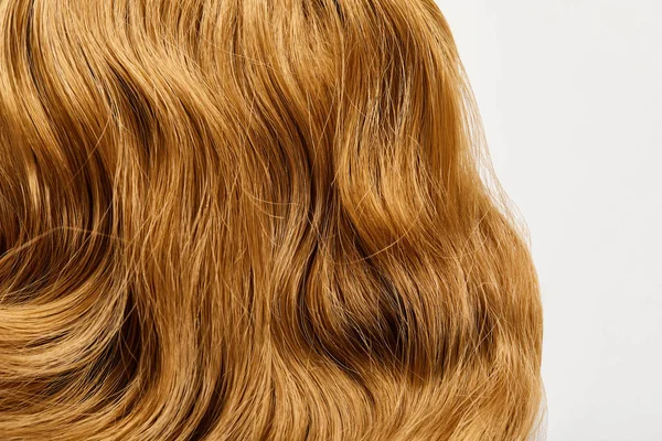 Vue rapprochée des cheveux bruns ondulés isolés sur blanc — Photo de stock