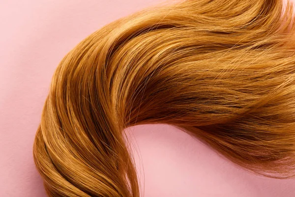 Vista dall'alto dei capelli castani su sfondo rosa — Foto stock