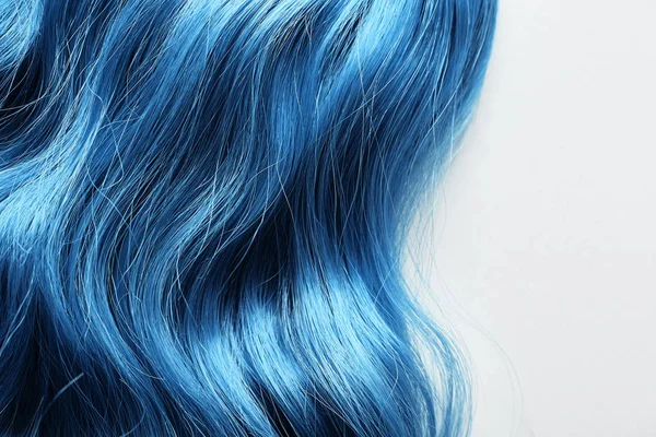 Draufsicht der gefärbten blauen Haare isoliert auf weiß — Stockfoto