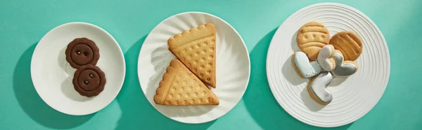 Вид зверху на смачне печиво і печиво на тарілках на бірюзовій поверхні, панорамний знімок — стокове фото