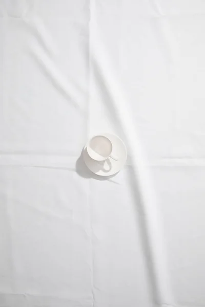Vue du dessus de tasse à café propre sur tissu blanc avec espace de copie — Photo de stock