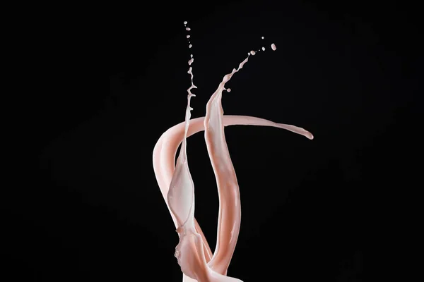 Spruzzi di latte rosa fresco isolati su nero — Foto stock