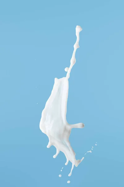 Éclaboussure de lait blanc frais isolé sur bleu — Photo de stock