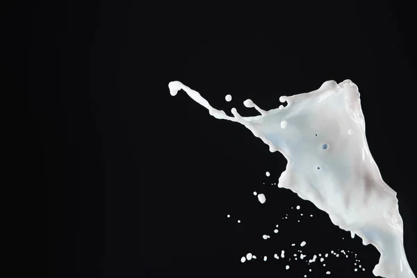 Éclaboussure de lait blanc frais isolé sur noir — Photo de stock