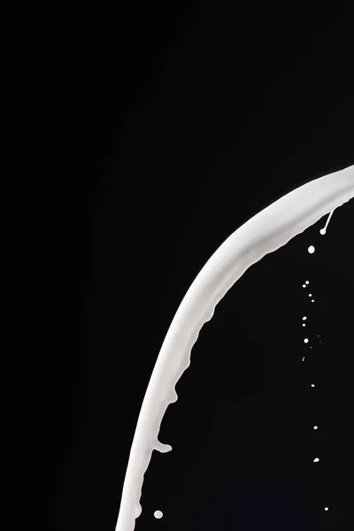 Spruzzi di latte bianco fresco isolato su nero — Foto stock