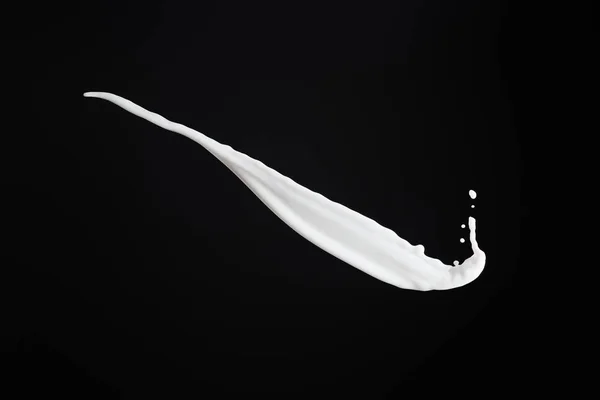Respingo de leite branco fresco com gotas isoladas em preto — Fotografia de Stock