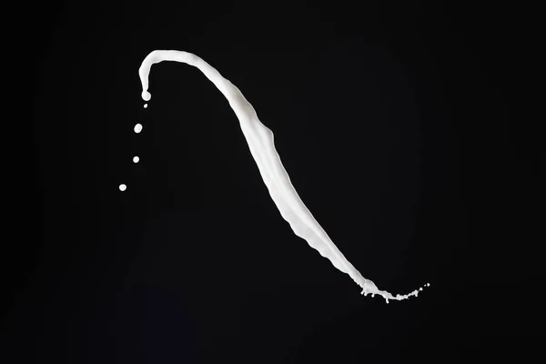 Éclaboussure de lait blanc frais avec des gouttes isolées sur noir — Photo de stock
