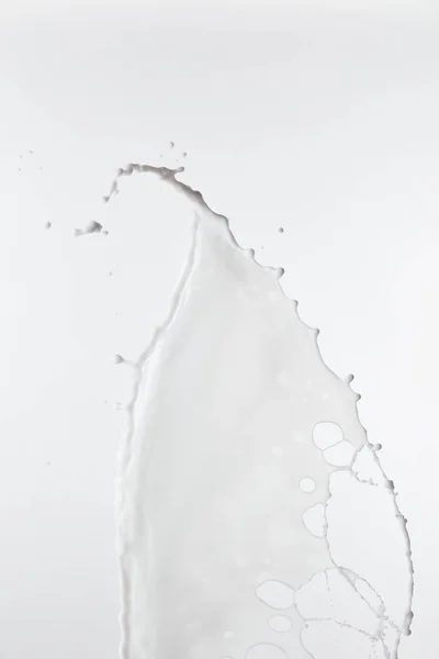 Salpicadura de leche blanca fresca pura con gotas aisladas en blanco - foto de stock