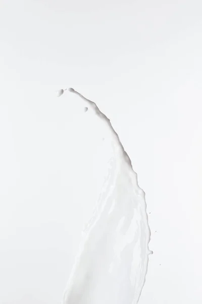 Salpicadura de leche blanca fresca pura con gotas aisladas en blanco - foto de stock