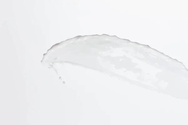 Salpicadura de leche blanca fresca pura con gotas aisladas en blanco - foto de stock