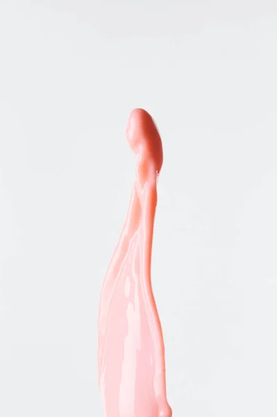 Éclaboussure de lait rose frais isolé sur blanc — Photo de stock