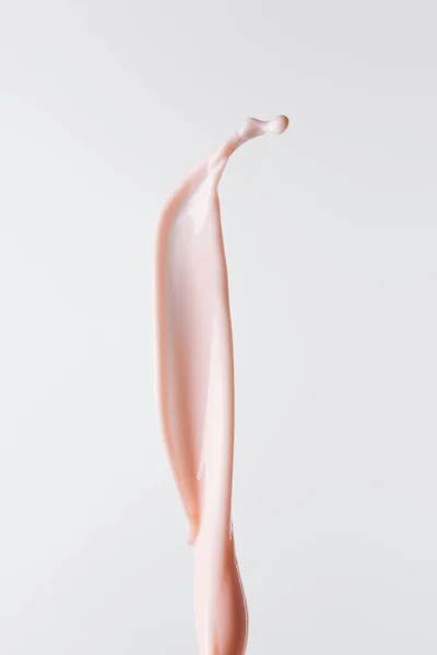 Salpicadura de leche rosa fresca aislada en blanco - foto de stock