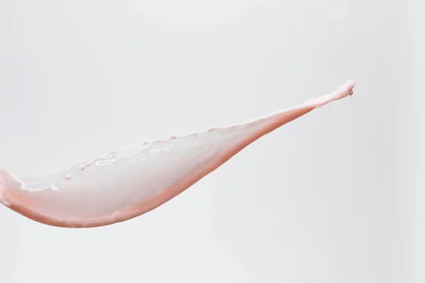 Salpicadura de leche rosa fresca aislada en blanco - foto de stock