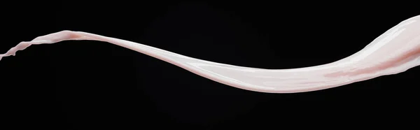 Suave salpicadura de leche rosa fresca aislado en negro, plano panorámico — Stock Photo