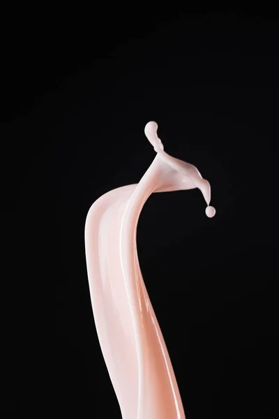 Гладкі свіжі рожеві молочні бризки з краплями ізольовані на чорному — стокове фото
