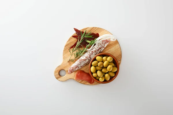 Vista superior de deliciosa bandeja de carne servida con aceitunas a bordo aisladas en blanco - foto de stock