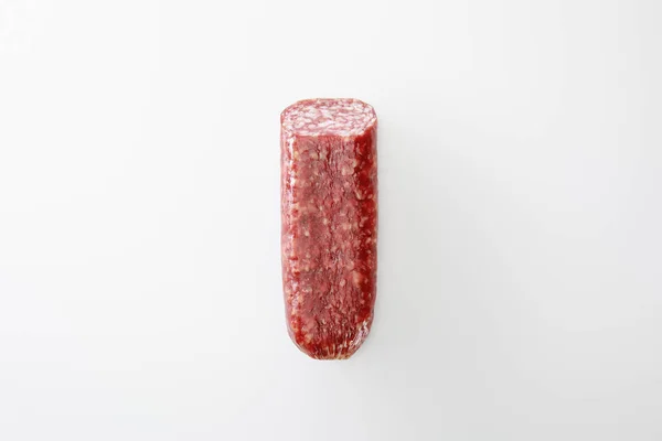 Vista superior de delicioso salami entero aislado en blanco - foto de stock