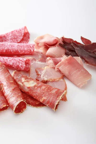 Frais délicieux assortiment de viande tranchée isolée sur blanc — Photo de stock