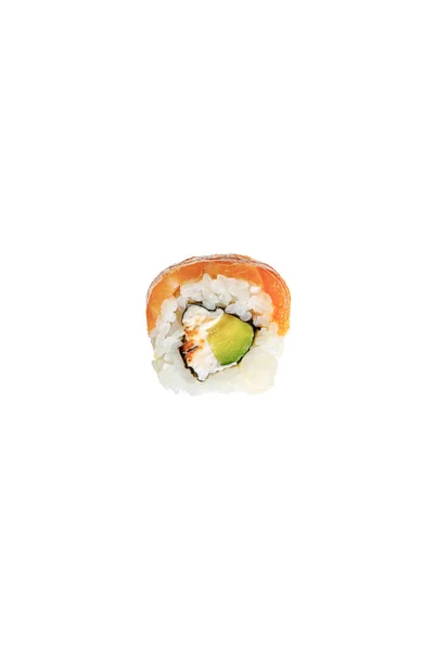 Delicioso sushi de Filadelfia con aguacate, queso cremoso, salmón y caviar masago aislado en blanco - foto de stock