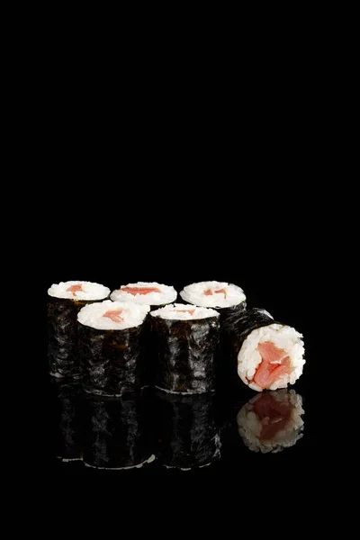 Delicioso sushi maki con atún aislado en negro - foto de stock