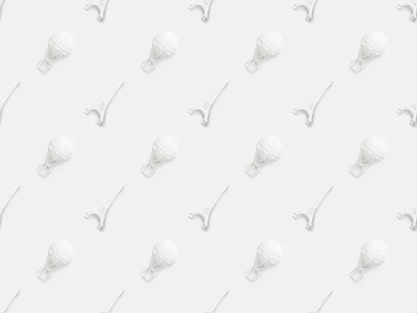 Vista superior de estatuetas de torre eiffel e figuras de balões de ar isolados em branco — Fotografia de Stock