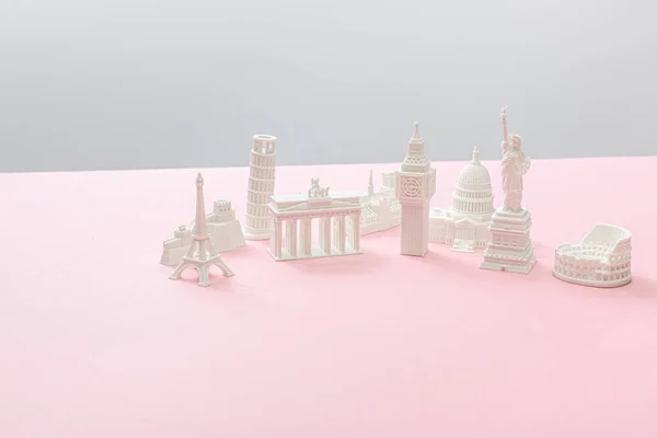 Souvenirs aus verschiedenen Ländern auf grau und rosa — Stockfoto