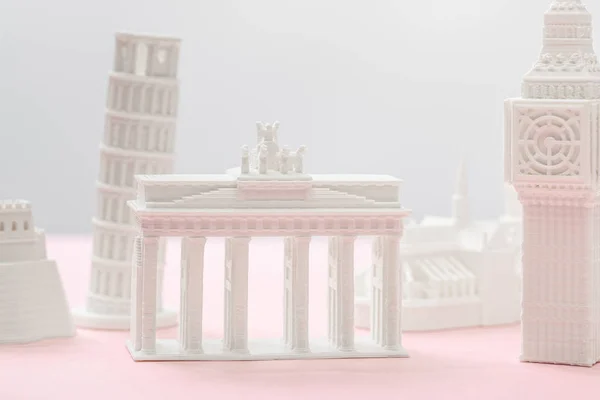 Selektiver Fokus der brandenburgischen Torfigur neben der großen Ben-Turm-Statuette auf grau und rosa — Stockfoto
