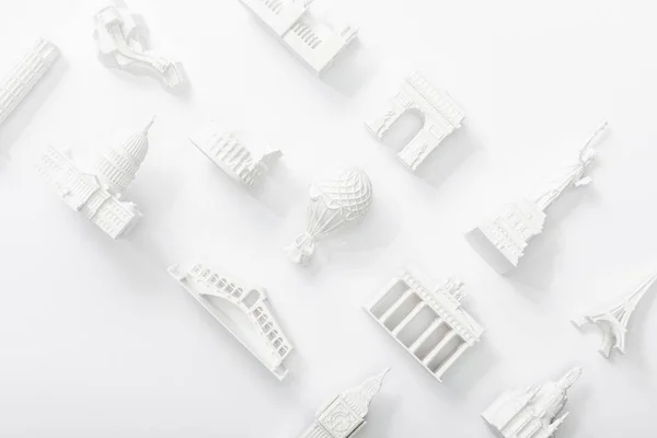 Вид зверху на маленькі статуетки з різних країн Європи ізольовані на білому — стокове фото