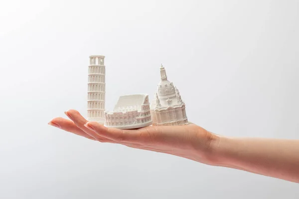 Vue recadrée de la jeune fille tenant de petites figurines de l'italie isolé sur blanc — Photo de stock